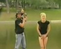 Camera cachée: un pêcheur arrache la jupe d'une blonde