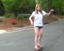 Une nana se prend une belle gamelle en skate