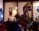 Il font tomber une statue dans une église