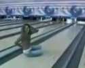 Elle célèbre un strike au bowling et tombe