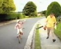 Pub : un gamin se fait éjecter de son vélo