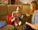 Bébé joue de la guitare