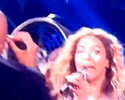 Beyoncé se prend les cheveux dans un ventilateur