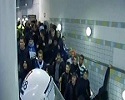 Des supporters évacués d'un escalator