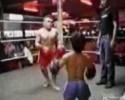 2 nains qui font de la boxe thaï
