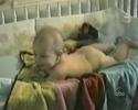 Un bébé qui pète avec du talc sur les fesses