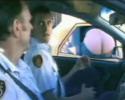 Deux policiers surpris par le conducteur d'à côté...