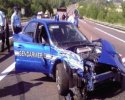 Une voiture de course de police accidentée
