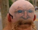 Un tatouage sur la tête à l'envers