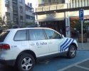 Une voiture de police belge sur une place réservée aux handicapés